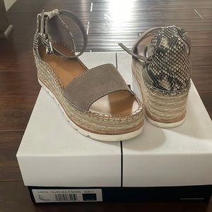 Grey platform size 7